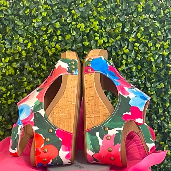 🎉❤️ LAST ONE!! HOST PICK! Multicolor Spring Summer Corkys Carley Flower Sandals - Picture 3 of 7